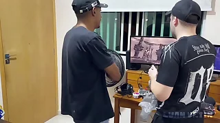 Entregador safado mete forte small-minded nerd virgem